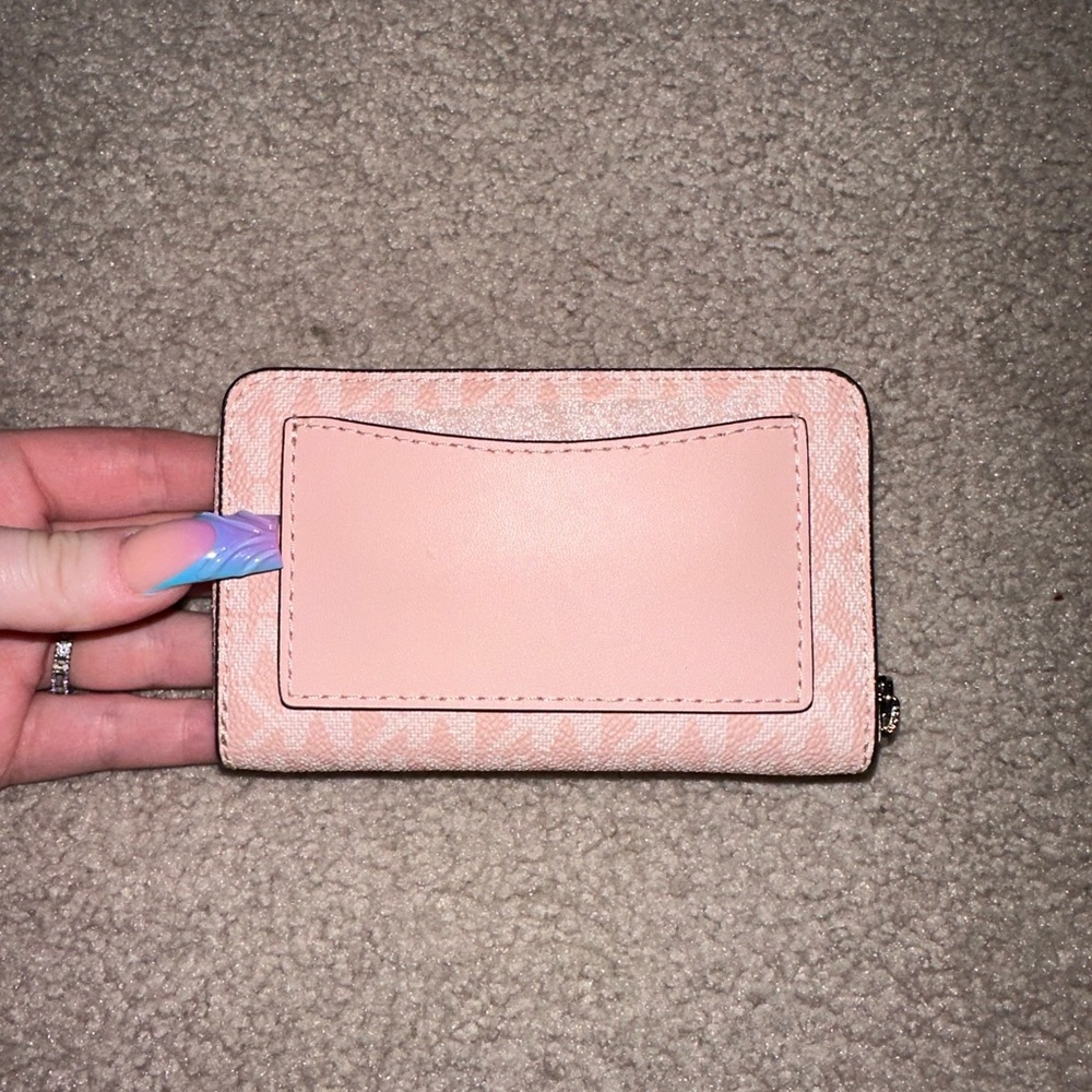 Mini Michael Kors Wallet. Never used with tags - Picture 2 of 3
